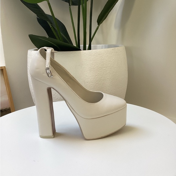 Call it Spring pumps - Picture 2 of 4